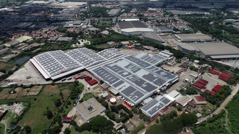 Pabrik Bekasi 1, pabrik terbesar milik Coca-Cola Europacific Partners (CCEP) Indonesia yang akan memanfaatkan layanan _Green Energy As Services Renewable Energy Certificate (REC) PLN.