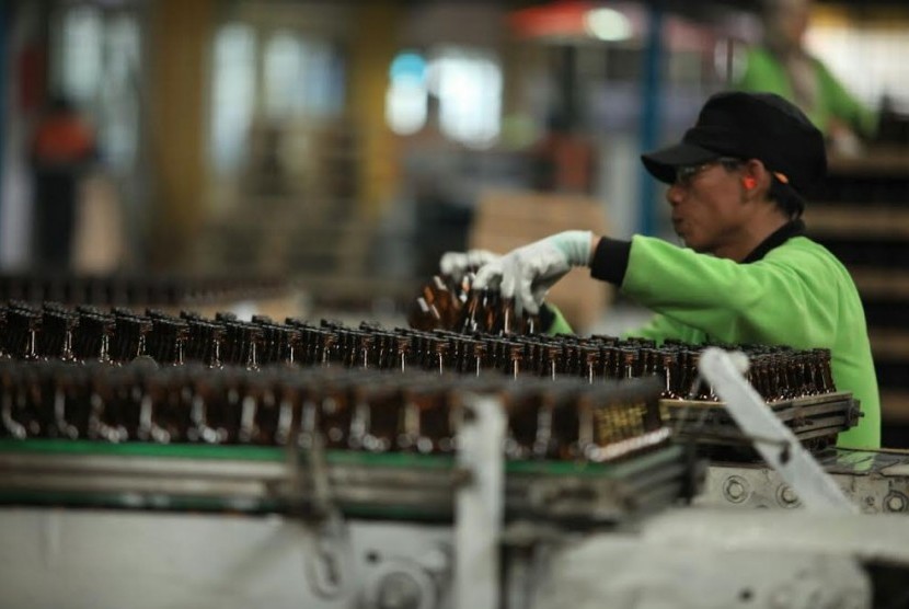 Pabrik botol PT Kangar Consolidated Industries (KCI) menggunakan gas bumi dari PGN.