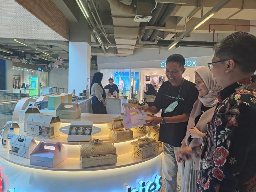 Pabrik kue kering asli Bandung, J&C Cookies bersiap untuk Initial Public Offering (IPO) pada 2024 targetkan bisa masuk Jakarta Islamic Index agar masyarakat muslim bisa semakin melek investasi.