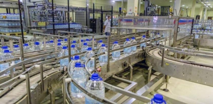  4 Juta Liter Air Zamzam Dibagikan Kepada Wanita Pengunjung Masjidil Haram. Foto: Pabrik pengemasan botol air zamzam King Abdullah Bin Abdulaziz di Makkah, Arab Saudi kembali beroperasi sejak tahun lalu. 