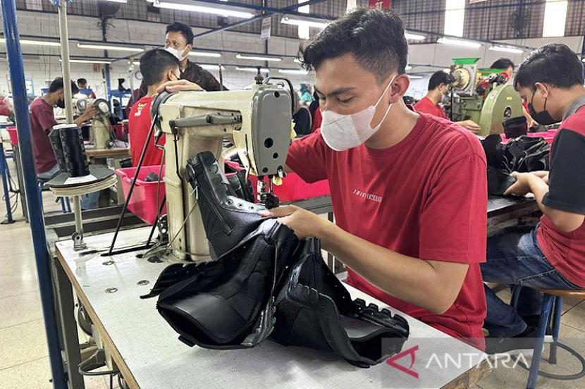 Pabrik sepatu yang memproduksi sepatu militer di Kabupaten Bandung, Jawa Barat. 