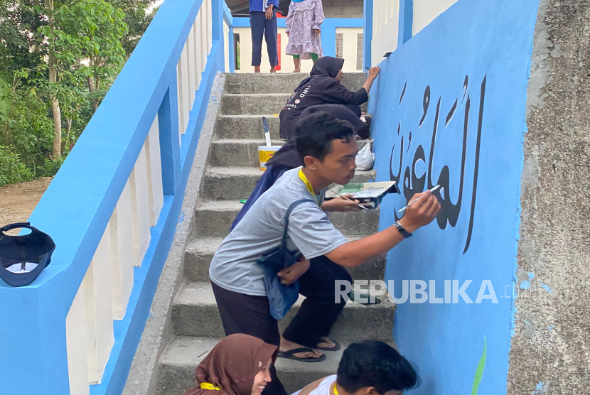 Pacific Paint mendukung pembangunan berkelanjutan dan pemberdayaan masyarakat melalui dukungan nyata terhadap 50 kelompok Program Kuliah Kerja Nyata - Pemberdayaan kepada Masyarakat (KKN-PPM) Universitas Gadjah Mada (UGM).