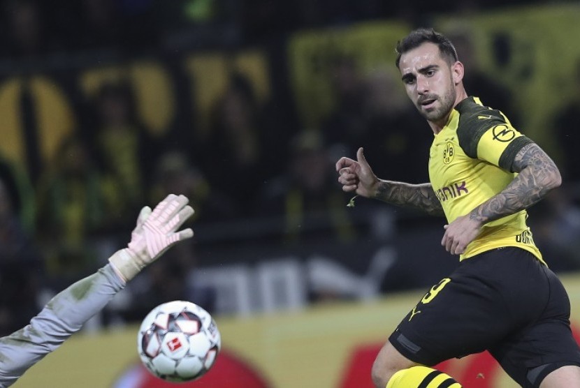Paco Alcacer meninggalkan Borussia Dortmund menuju Villarreal.