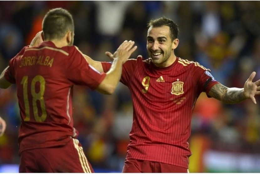 Paco Alcacer (kanan) erayakan golnya ke gawang Luksemburg dengan Jordi Alba.