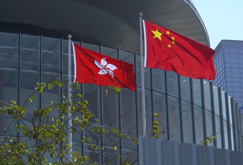 Bendera nasional China, kanan, dan bendera Hong Kong berkibar di Dewan Legislatif di Hong Kong.  China mengatakan pihaknya memberikan dukungan penuh pada demokrasi Hong Kong.