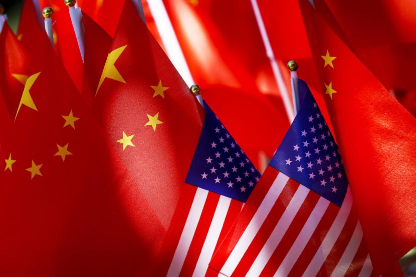 Bendera Amerika ditampilkan bersama dengan bendera China di atas becak di Beijing. AOIP dinilai dapat menjadi cara ASEAN jembatani hubungan antara China-AS. Ilustrasi.