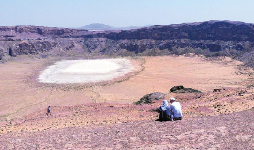 Desa Saudi Ini Terletak di Atas Kawah Gunung Berapi. Pada 1983, penduduk desa Tabah di sebelah timur Hail menyadari mereka telah tinggal di desa di atas sebuah kawah gunung berapi selama berabad-abad. Desa tersebut terletak di Pegunungan Salma di Arab Saudi bagian utara.