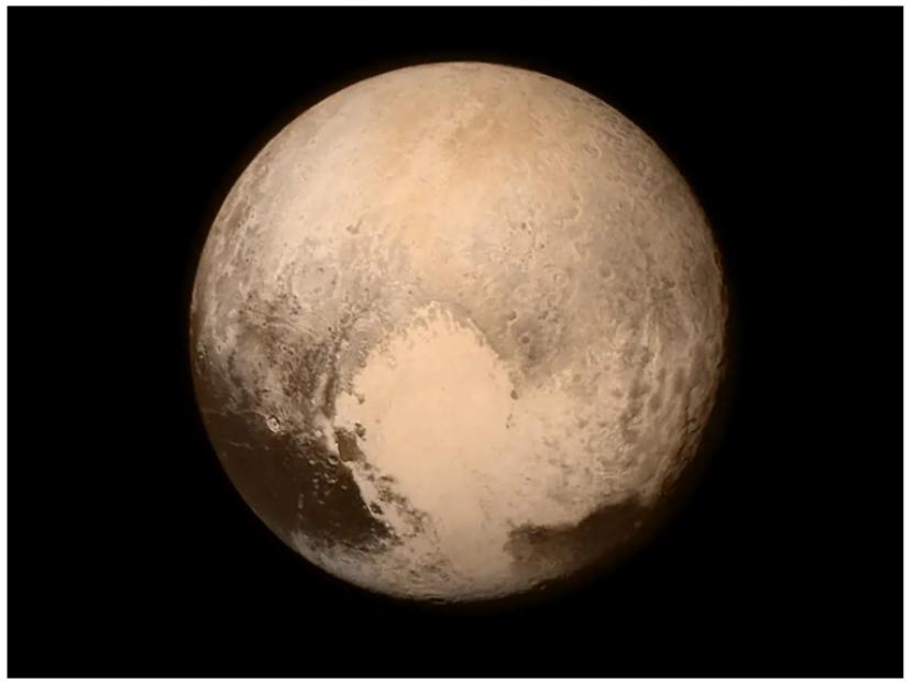 Pada 2015, NASA berhasil mengabadikan Pluto dengan New Horizons spacecraft. 