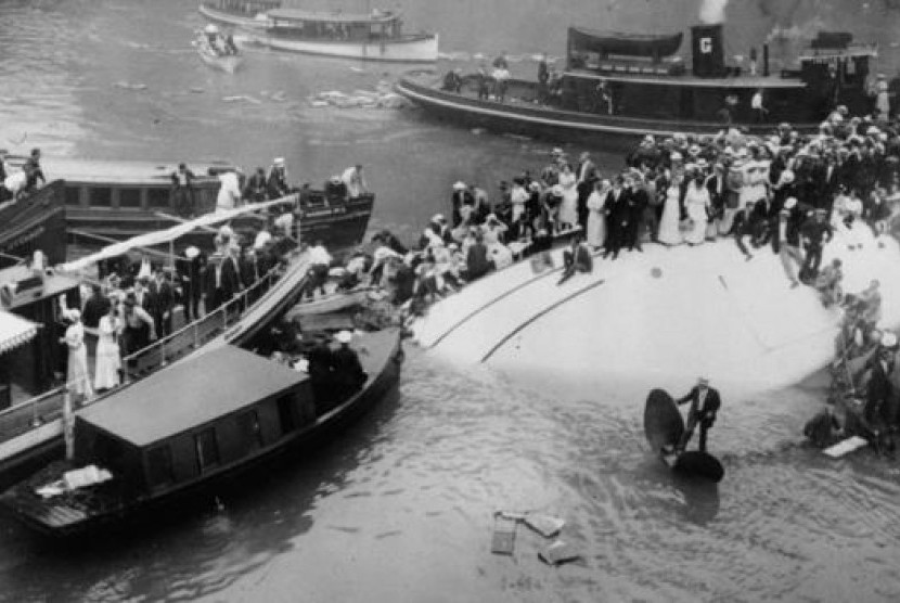 Pada 24 Juli 1915, kapal Eastland mengarungi sungai Chicago. Namun kapal terbalik hingga menenggelamkan 800-850 penumpangnya yang saat itu sedang piknik.
