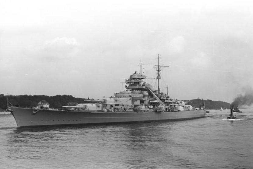 Pada 27 Mei 1941, Angkatan Laut Inggris menenggelamkan kapal perang Jerman Bismarck di Atlantik Utara dekat Prancis. ilustrasi