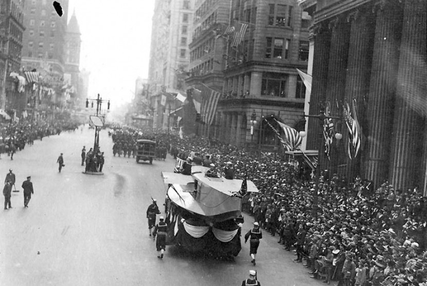 Pada 28 September 1918, warga Philadelphia mengadakan Parade Liberty Loan untuk menuntut pemerintah membasmi wabah flu di wilayah mereka. Diperkirakan 30 juta orang meninggal dunia di seluruh dunia akibat wabah tersebut.
