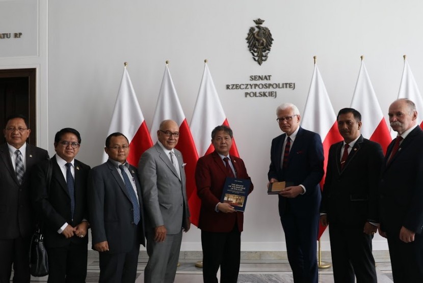Pada 29 Mei delegasi Badan Pengkajian MPR RI yang terdiri dari lima anggota dipimpin oleh Hendrawan Supratikno melakukan kunjungan kerja ke Polandia selama tiga hari sampai 1 Juni 2016. 
