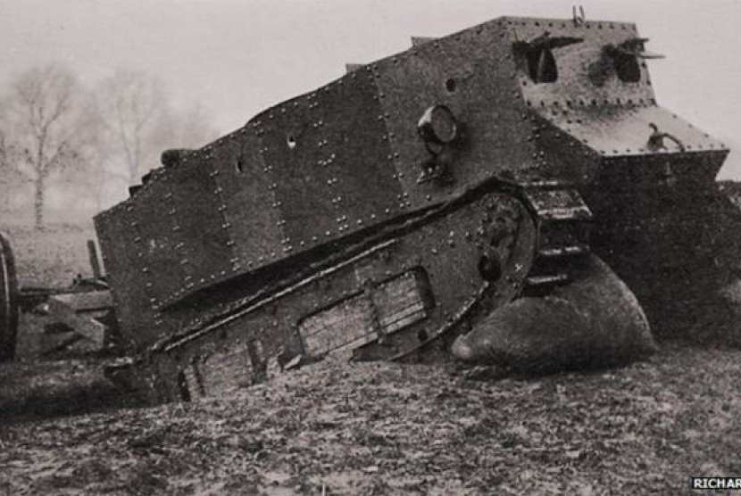 Pada 6 September 1915, sebuah purwarupa tank yang dijuluki Little Willie melaju jalanan di Inggris.
