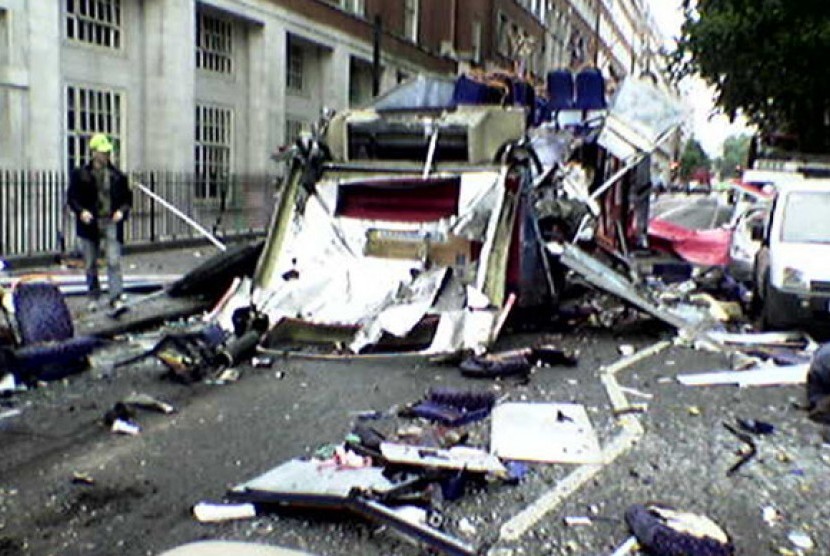 Pada 7 Juli 2005, tiga bom meledak bersamaan di tiga jalur kereta bawah tanah London saat jam sibuk. Ledakan juga terjadi pada sebuah bus gandeng.