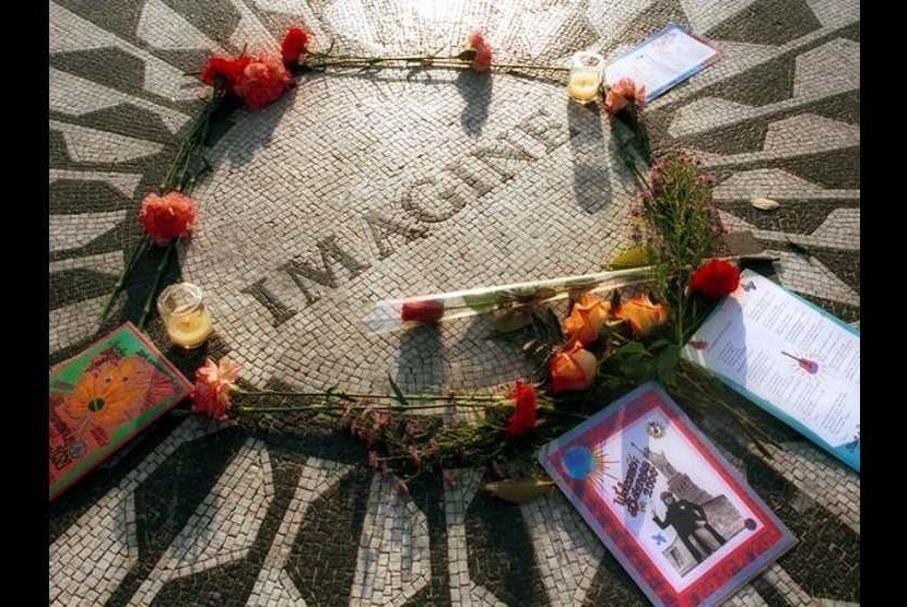 Pada 8 Desember 1980, John Lennon dibunuh oleh Mark David Chapman di luar Gedung Dakota, di mana Lennon tinggal. Di lokasi itu pula ia dikenang saban tahun.