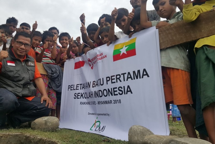 Pada Ahad (28/10) Laznas LMI resmi meletakkan batu pertama sebagai tanda dimulainya pembangunan sekolah dasar untuk anak-anak Rohingya di Desa Komboung, Rakhine State. 