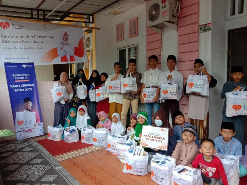 Pada akhir Ramadhan, Rumah Zakat Batam berbagi paket Kado Lebaran Yatim untuk anak-anak yatim dan dhuafa.