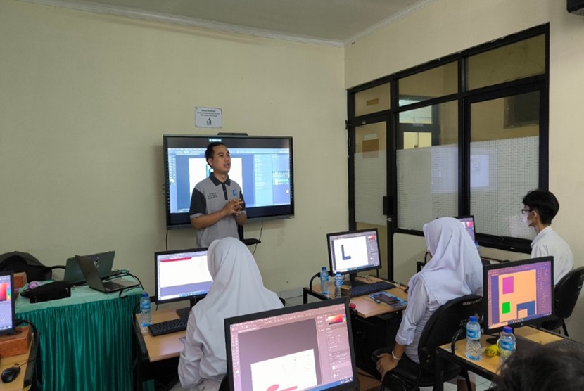 Pada event kolaborasi ini, dosen Universitas BSI, Deni Gunawan sebagai salah satu narasumber memberikan pelatihan dengan tema Fundamental Desain Skill for Digital Creative pada peserta P4.