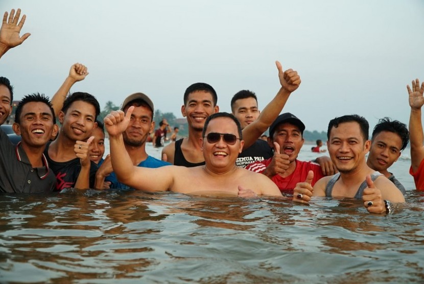 Pada Festival Bongen Ahad lalu, Bupati Dodi beserta istrinya hadir langsung untuk menikmati rangkaian kegiatan pada festival tersebut. Yang mengejutkan Bupati Dodi tidak hanya menyaksikan acara, melainkan ia ikut mandi orek bersama pengunjung.