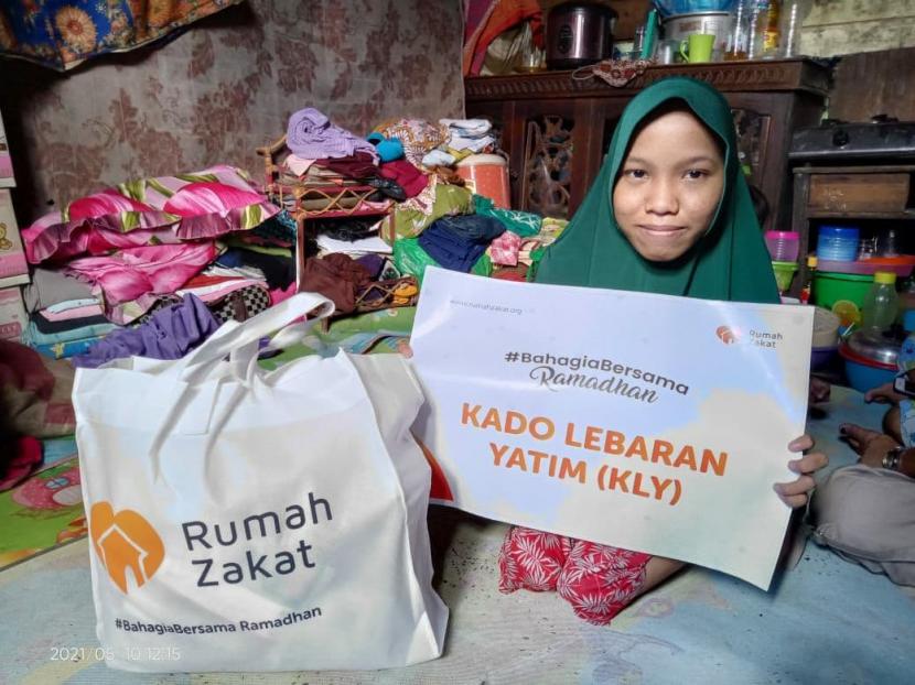 Pada hari ke-28 Ramadhan, Rumah Zakat cabang Banjarmasin menyalurkan 30 paket Kado Lebaran Yatim (KLY) kepada anak-anak yatim dan dhuafa di wilayah Banjarmasin Selatan dan Banjarmasin Tengah, Senin (10/5).