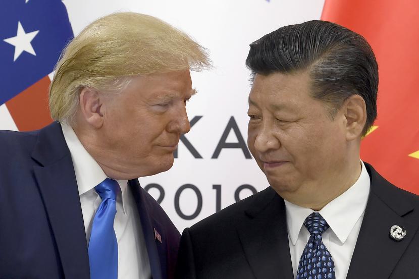 Pada hari Sabtu, 29 Juni 2019, Presiden AS Donald Trump, kiri, bertemu dengan Presiden Cina Xi Jinping selama pertemuan di sela-sela KTT G-20 di Osaka, Jepang. Empat dekade setelah AS menjalin hubungan diplomatik dengan Cina komunis, hubungan antara keduanya berada pada titik balik. 