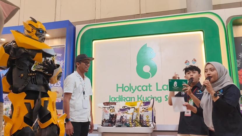 Pada hari terakhir IIPE 2024, Holycat Labs Indonesia meluncurkan teknologi pasir bagi kotoran kucing bernama Optima Prime. 