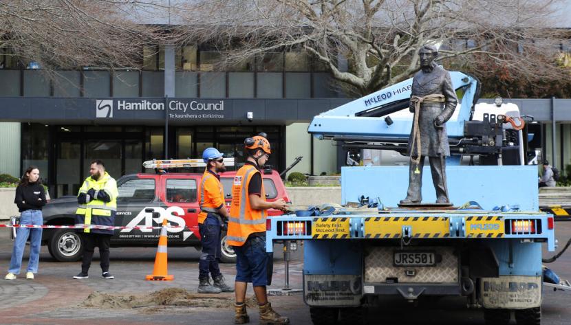 Pada Jumat (12/6) sebuah mobil derek mengangkut patung perunggu Hamilton dari alun-alun kota setelah muncul tuntutan dari Maori (penduduk asli Selandia Baru) setempat dan ancaman dari pengunjuk rasa anti-rasisme untuk menumbangkannya.
