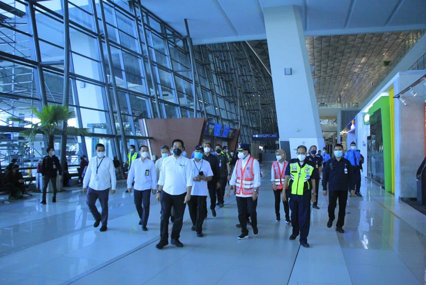 Pada Jumat (16/7), Menteri Perhubungan Budi Karya Sumadi melakukan peninjauan langsung aktivitas Terminal Kargo di Bandara Soekarno-Hatta. Pada kesempatan itu, Menhub juga menekankan pentingnya menjaga kinerja angkutan kargo di tengah menurunnya pergerakan penumpang pesawat selama pandemi COVID-19. Volume angkutan kargo bandara AP II mencapai 353.819 ton didorong belanja e-Commerce