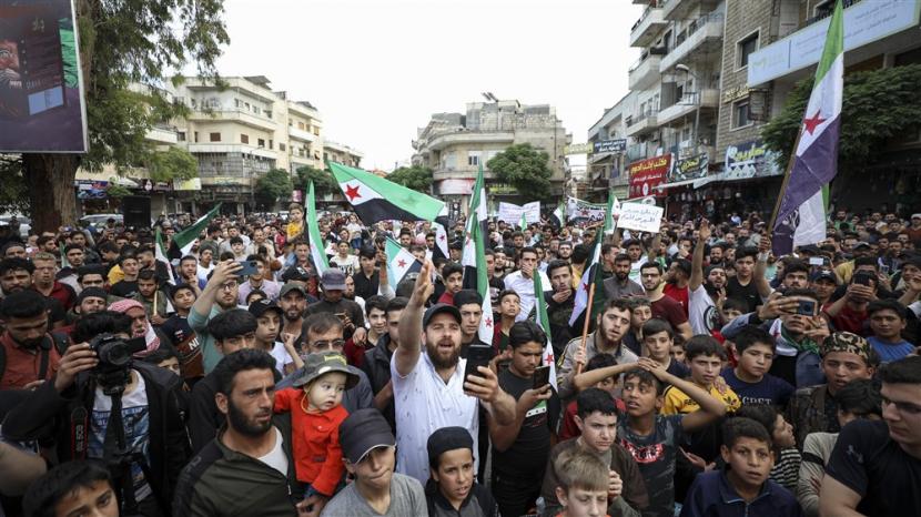 Pada Jumat (19/5/2023), warga Suriah turun ke jalan kota Idlib untuk memprotes partisipasi Presiden Bashar al-Assad di KTT Liga Arab. Para demonstran menuntut Assad diadili, pemukiman kembali warga yang tergusur akibat perang, dan dilepaskannya tahanan dari pihak oposisi. 