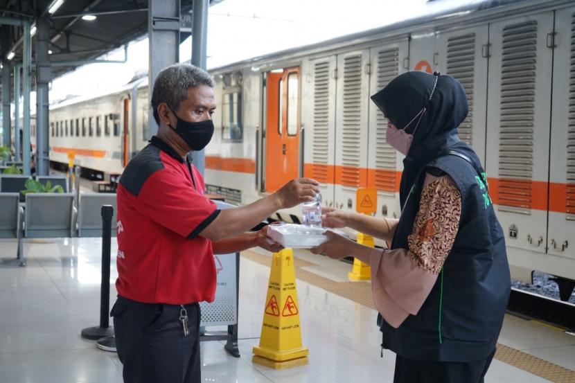 Pada Jumat (22/4/2022), KAI Services besama Dompet Dhuafa, membagikan 110 paket makanan kepada para porter yang berada di Stasiun Gambir. Hari esoknya, Sabtu (23/4/2022), 90 paket makanan dibagikan di Stasiun Pasar Senen. Kemudian pada Senin (25/4/2022), bagi-bagi makanan kepada porter berlanjut di Stasiun Tugu Yogyakarta sebanyak 120 paket. 