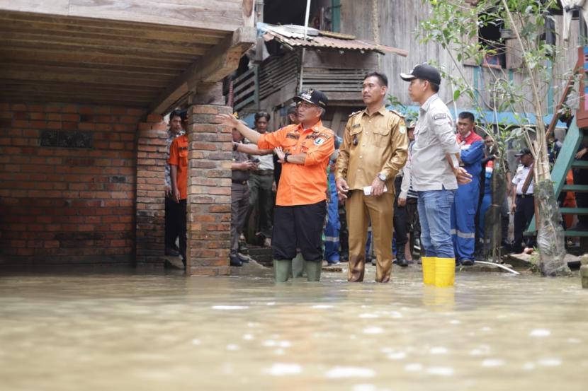 Pada Kamis (20/10/2022) Pj Bupati Musi Banyuasin (Muba) Apriyadi mendatangi langsung daerah banjir.