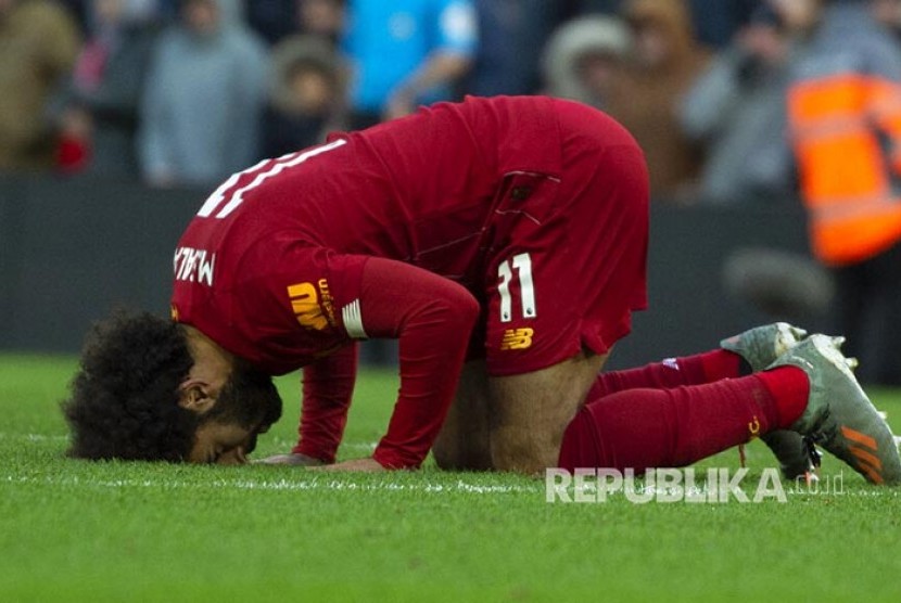Mo Salah sujud syukur merayakan golnya pada laga antara Liverpool melawan Watford di Anfiled Stadium, Liverpool, Sabtu (14/12).