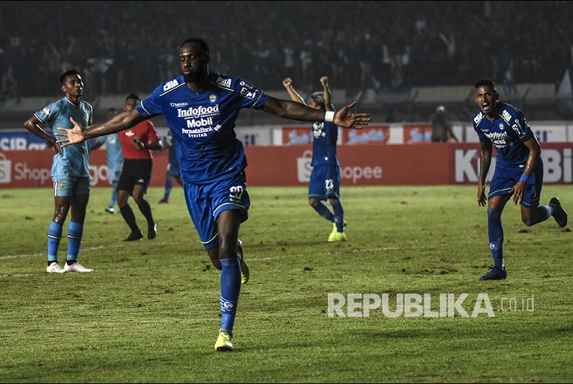 Selebrasi Geoffrey Castillion setelah mencetak gola pada laga antara Persib Bandung melawan Persela Lamongang, di Stadion Jalak Harupat, Bandung, Ahad (1/3).