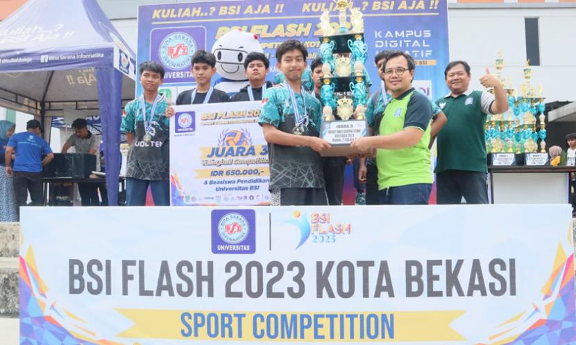 Pada laga final Volleyball Competition BSI FLASH 2023, Tim Voli SMA N 10 Kota Bekasi berhasil sabet Juara 3 setelah bertemu dengan tim lawan SMAN 2 Kota Bekasi yang mengundurkan diri. 