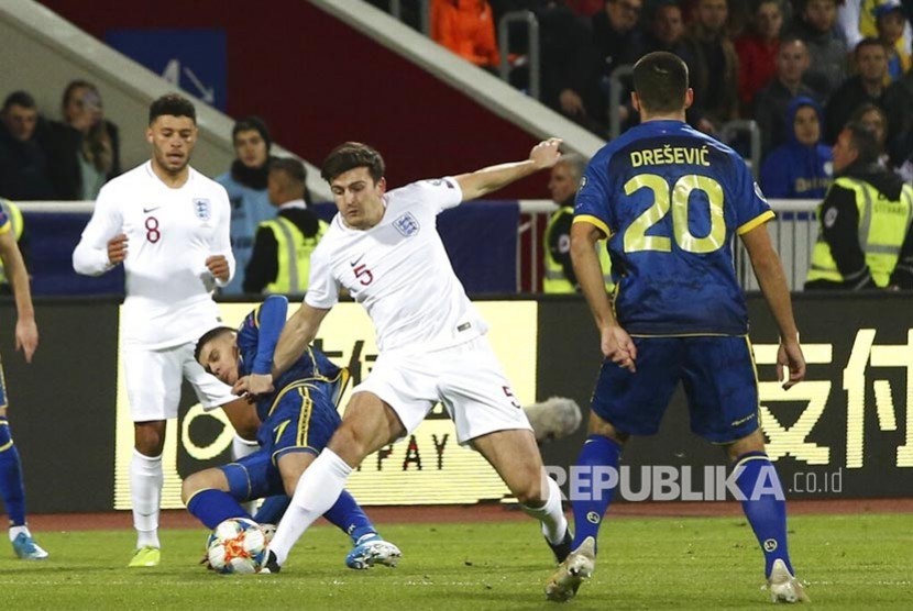  Milot Rashica (kiri) berusaha menghentikan laju Harry Maguire pada laga kualifikasi Euro 2020 Grup A antara Kosovo dan England di Stadion Fadil Vokrri, Pristina, Kosovo, belum lama ini.