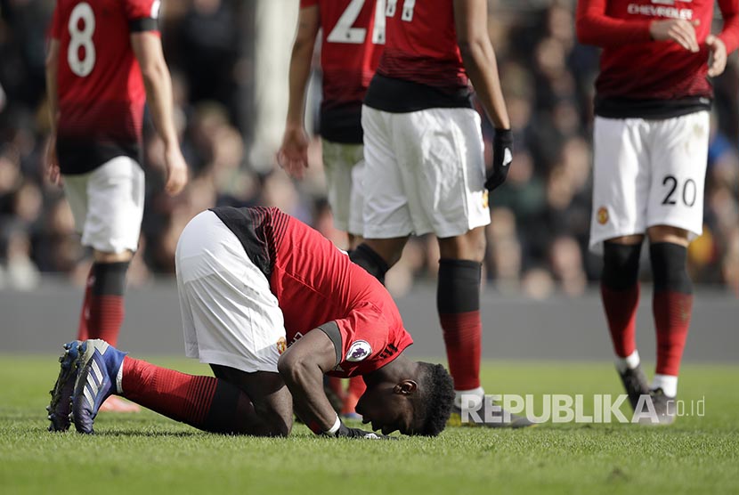 Gelandang serang United Paul Pogba sujud syukur setelah mencetak gol ketiga MU pada laga Liga Inggris antara Fulham melawan Manchester United di stadion Craven Cottage, London, Sabtu.