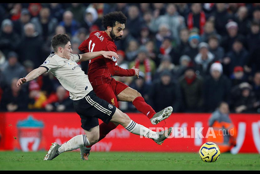 Mo Salah mencetak gol kedua Liverpool pada laga Liverpool melawan Manchester United di Anfield Stadium, Liverpool, Senin (20/1) dini hari.