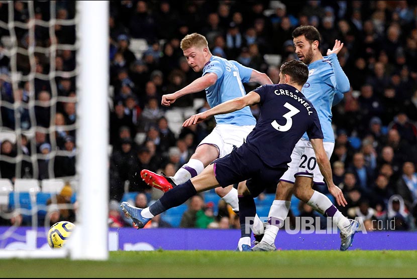 Kevin De Bruyne mencetak gol kedua City pada laga Manchester City melawan West Ham United di Etihad Stadium, Kamis (20/2) dini hari.