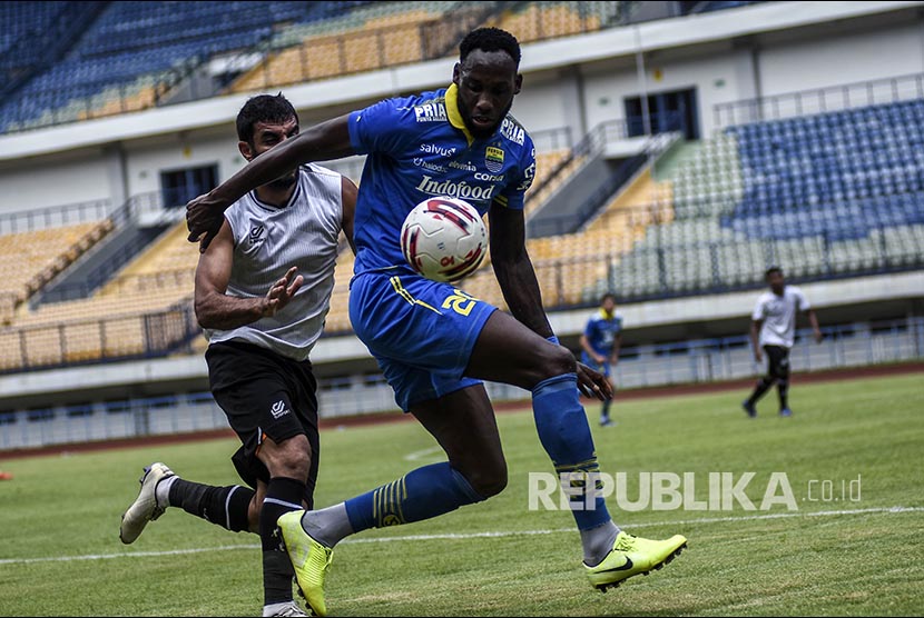 Penyerang Persib Geoffrey Castillion mengontrol bola pada laga persahabatan antara Persib Bandung melawan Tira Persikabo Bogor di Stadion GBLA, Bandung, Jumat (21/2).Gero