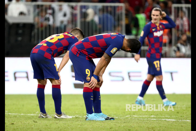 Para pemain Barcelona tertunduk lesu pada laga semifinal Piala Super Spanyol antara Barcelona melawan Atletico Madrid di King Abdullah Sport City Stadium, Jeddah, Jumat (10/1) dini hari.