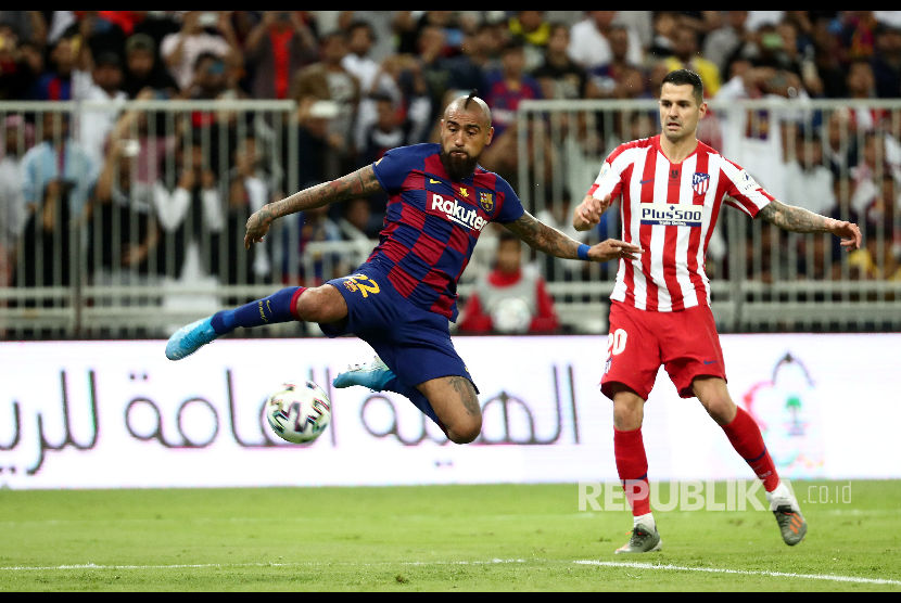 Aksi Arturo Vidal pada laga semifinal Piala Super Spanyol antara Barcelona melawan Atletico Madrid di King Abdullah Sport City Stadium, Jeddah, Jumat (10/1) dini hari.