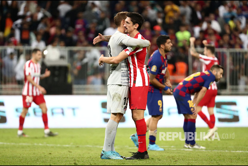 Para pemain Atletico Madrid merayakan keberhasilan lolos final Piala Super Spanyol. Atletico melaju usai menekuk Barcelona 3-2 dalam laga semifinal di King Abdullah Sport City Stadium, Jeddah, Jumat (10/1) dini hari.