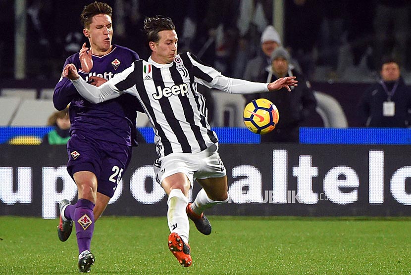 Federico Chiesa, (kiri) dan Federico Bernardeschi (kanan) memburu bola pada laga Serie A ACF Fiorentina and Juventus FC di Stadium Artemio Franchi, Florence Itali, Sabtu (10/2) dini hari.
