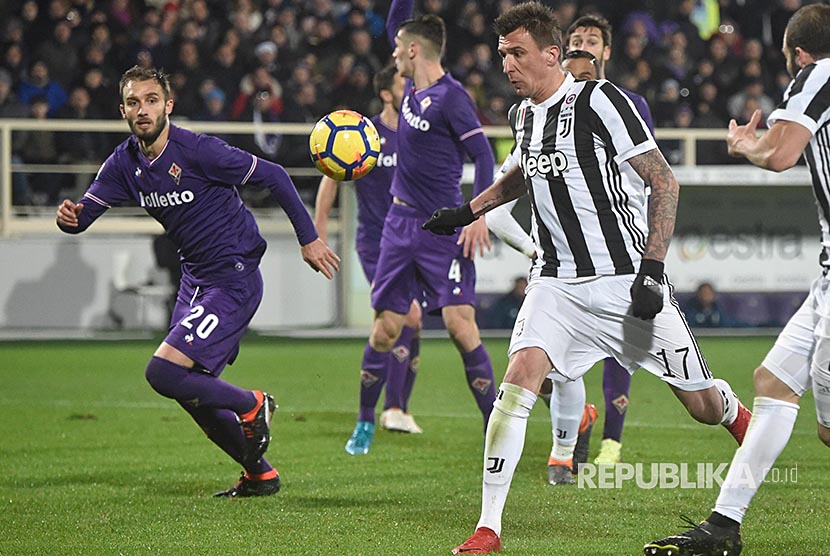 Aksi Mario Mandzukic  (kanan) pada laga Serie A ACF Fiorentina and Juventus FC di Stadium Artemio Franchi, Florence Itali, Sabtu (10/2) dini hari.