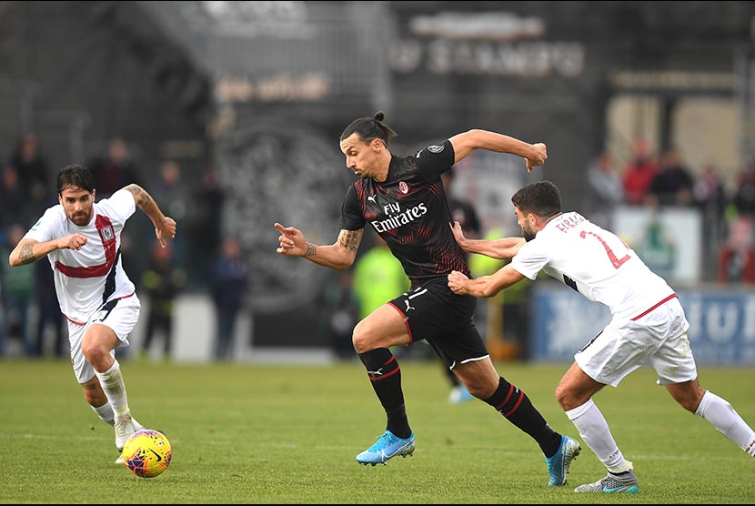 Zlatan Ibrahimovic pada laga Serie A antara Cagliari melawan Milan di di Sardegna Arena stadium, Cagliari, Italia, Sabtu (11/1) malam.