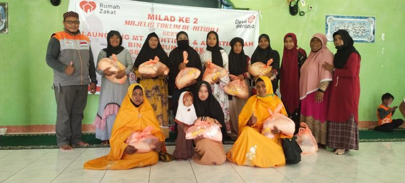 Pada momen Milad Majelis Taklim Al-Ihtida, Rumah Zakat membagikan 100 lebih paket sembako kepada muallaf dan dhuafa di kota Kupang