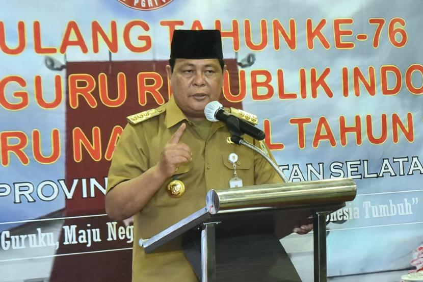  Pada momen peringatan HUT ke-76 PGRI dan Hari Guru Nasional 2021 tingkat Provinsi Kalimantan Selatan (Kalsel), Gubernur Kalsel Sahbirin Noor menyanyikan lagu Hymne Guru.
