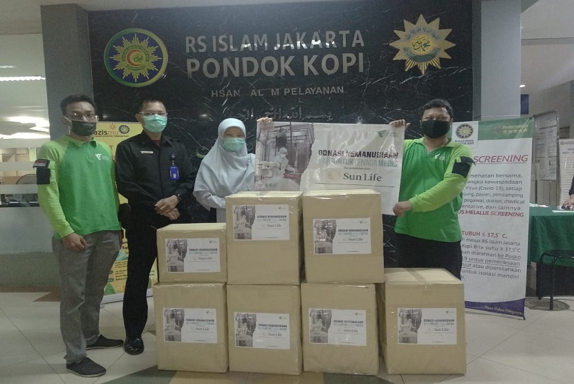 Pada moment Hari Ulang Tahun yang ke-25, PT Sun Life Financial Indonesia (“Sun Life Indonesia”) memberikan donasi dalam bentuk  perangkat perlindungan kesehatan bagi para tenaga medis, serta bahan kebutuhan pangan yang menyasar masyarakat yang terdampak melalui Dompet Dhuafa. Salah satunya di Rumah Sakit Islam Jakarta Timur Pondok Kopi