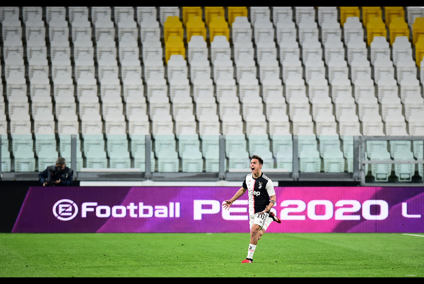 Paulo Dybala merayakan gol pada laga antara Juventus melawan Inter Milan di  Allianz Stadium, Turin, Senin (9/3) dini hari. (Massimo Pinca/Reuters)