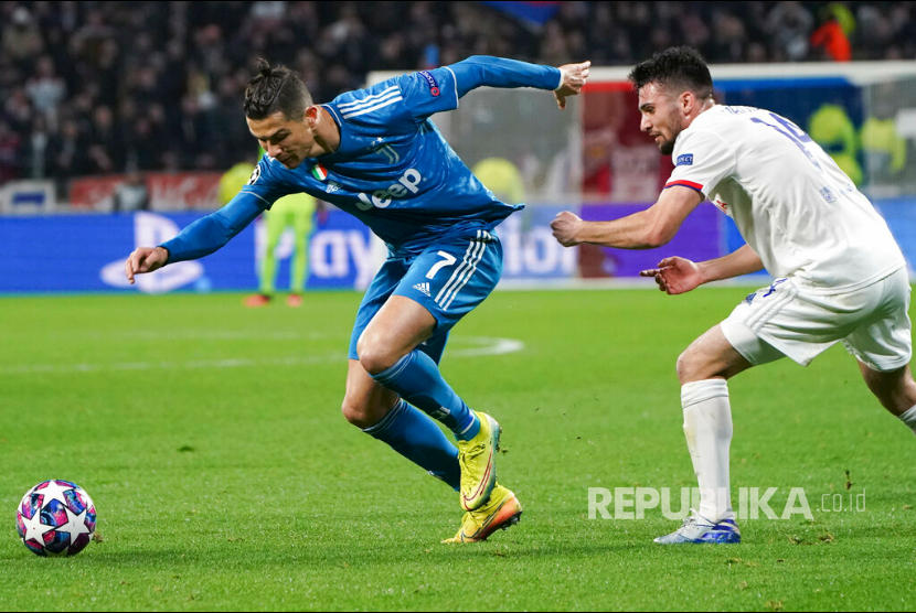 Leo Dubois melepas cengkramannya pada jersey Cristiano Ronaldo pada leg pertama babak 16 besar Liga Champions antara Lyon dan Juventus di Lyon, Prancis. 